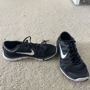 Black Nike tennis shoes